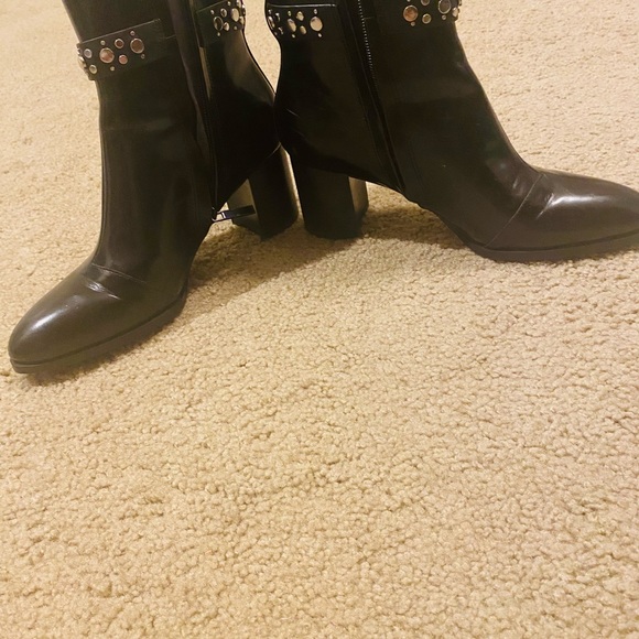 Gorgeous Charles and Keith Us size 7 booties : new, never worn. - Picture 4 of 6